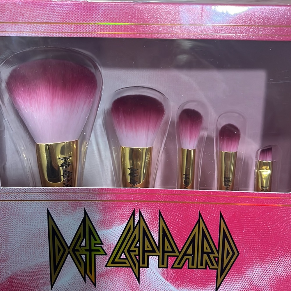 {Rock and Roll Beauty} 5 piece makeup brush set